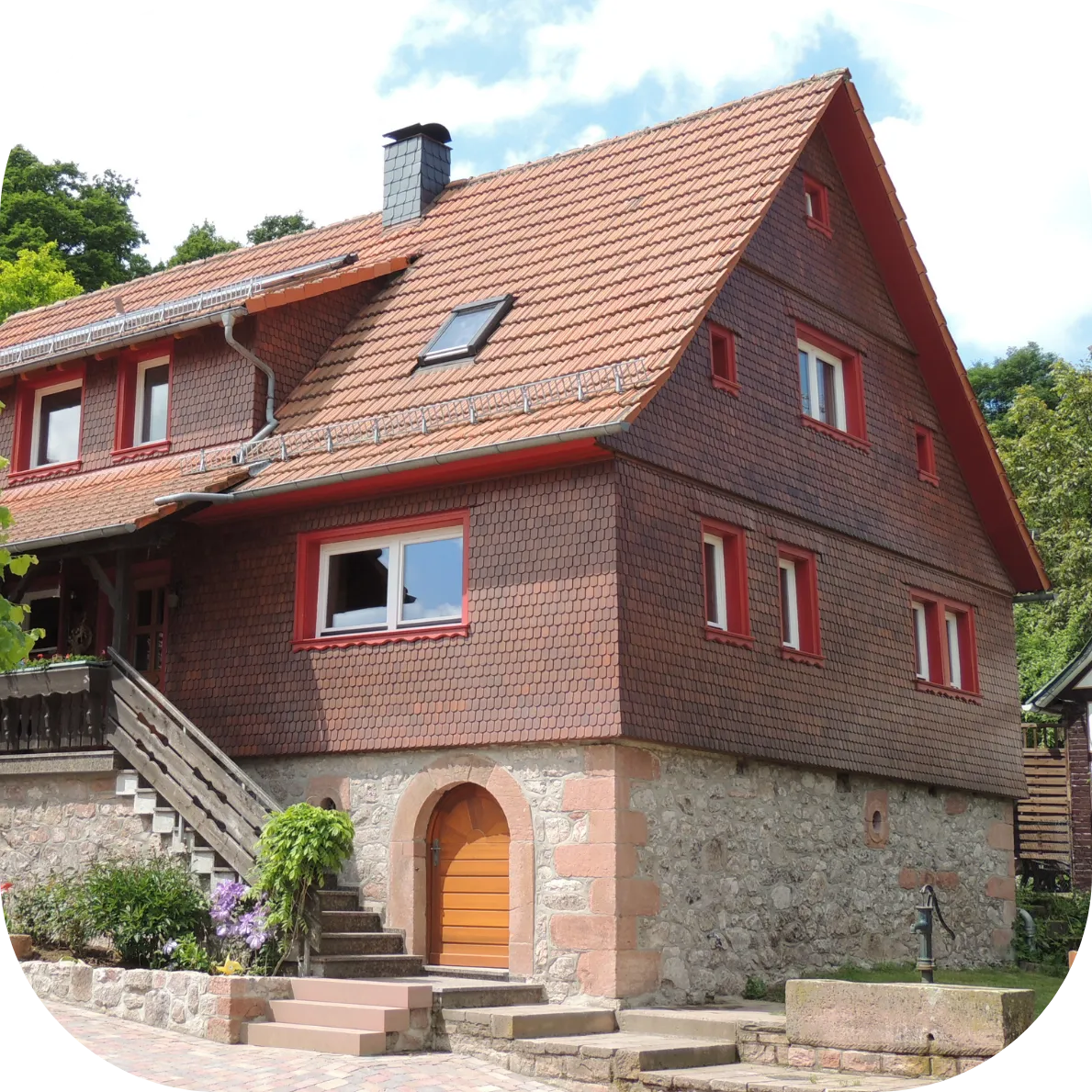 Holzschindelfassade der Schreinerei Pfeifer
